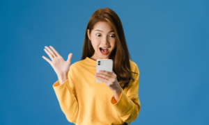 スマホを見て驚く女性