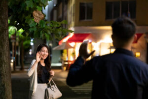 男性と待ち合わせをする女性