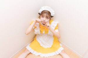 黄色いメイド服を着た女性