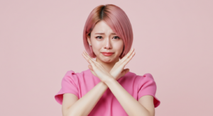 クロスポーズをする風俗嬢
