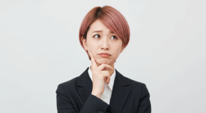 考えるオフィスレディ