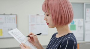事務所でチェックする風俗嬢