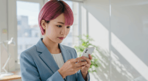スマホを操作するオフィスレディ