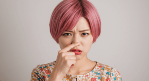 鼻をつまむ風俗嬢