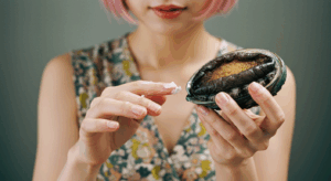 保湿クリームをアワビに塗る風俗嬢