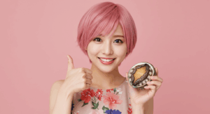 グッドポーズをするアワビを持った風俗嬢